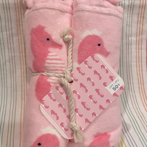 Pottery Barn Baby Beach Hooded Towel Pink Seahorse Icon UPF 50 Pool Vacation NWT - Picture 4 of 4